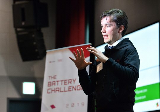 '더 배터리 챌린지' 피치데이에서 참석한 스타트업 관계자가 발표를 하고 있다.   LG화학 제공